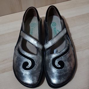 Women's NAOT Flats sz 6 Metallic Leather Shoes